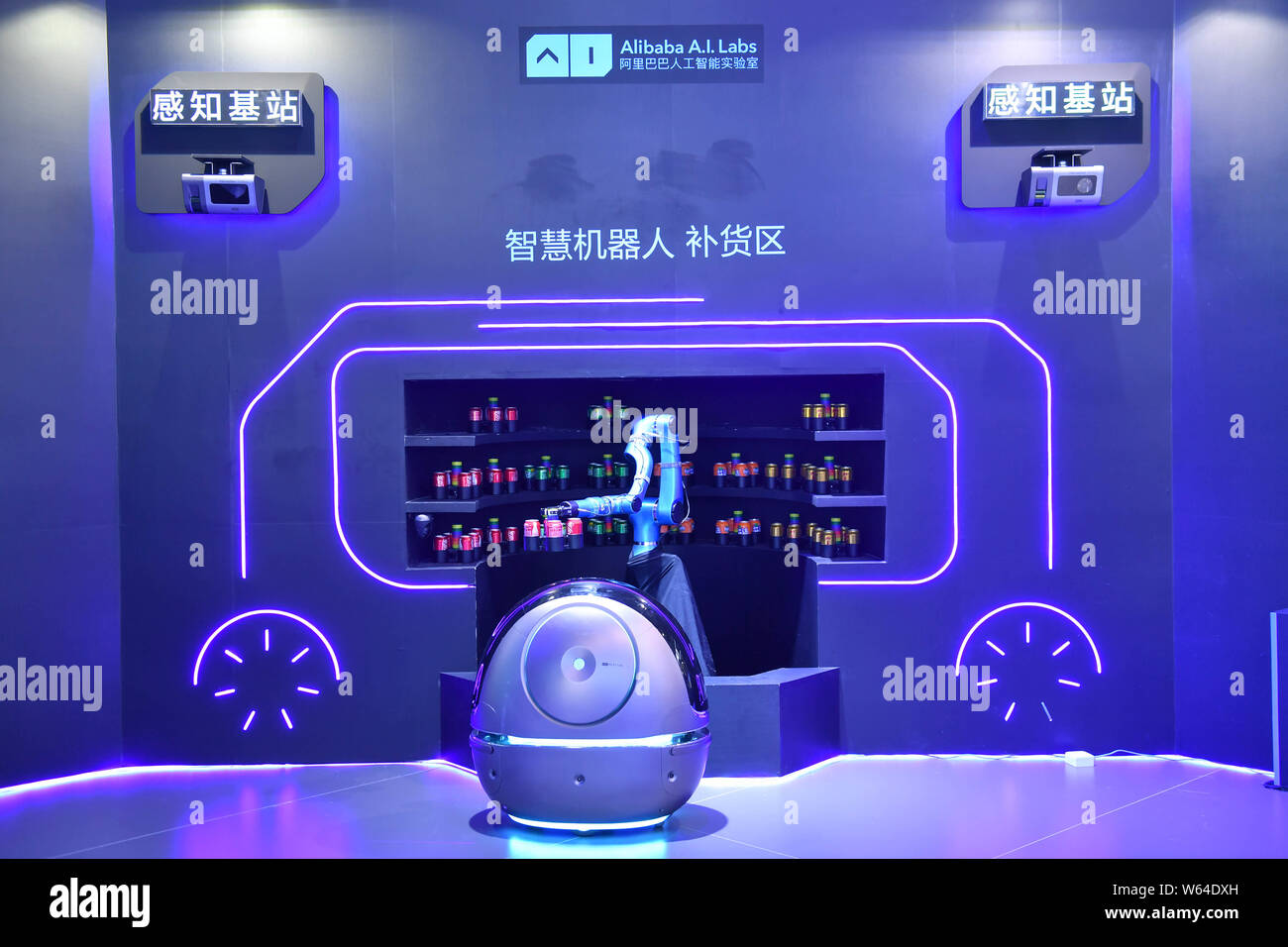 Un Intelligente Ospitalita E Robot Di Servizio Azionati Da Aligenie Il Software Che Alimenta Smart Speaker Tmall Genie Lanciato Da Alibaba A I Laboratori Di Foto Stock Alamy