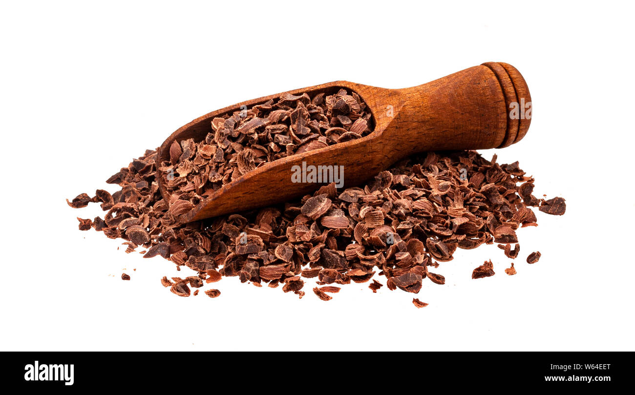 Il cioccolato grattugiato. Pila di massa di cioccolato con cucchiaio in legno isolato su sfondo bianco con percorso di clipping, primo piano Foto Stock Il cioccolato grattugiato. Pila di massa di cioccolato con cucchiaio in legno isolato su sfondo bianco con percorso di clipping, primo piano Foto Stock