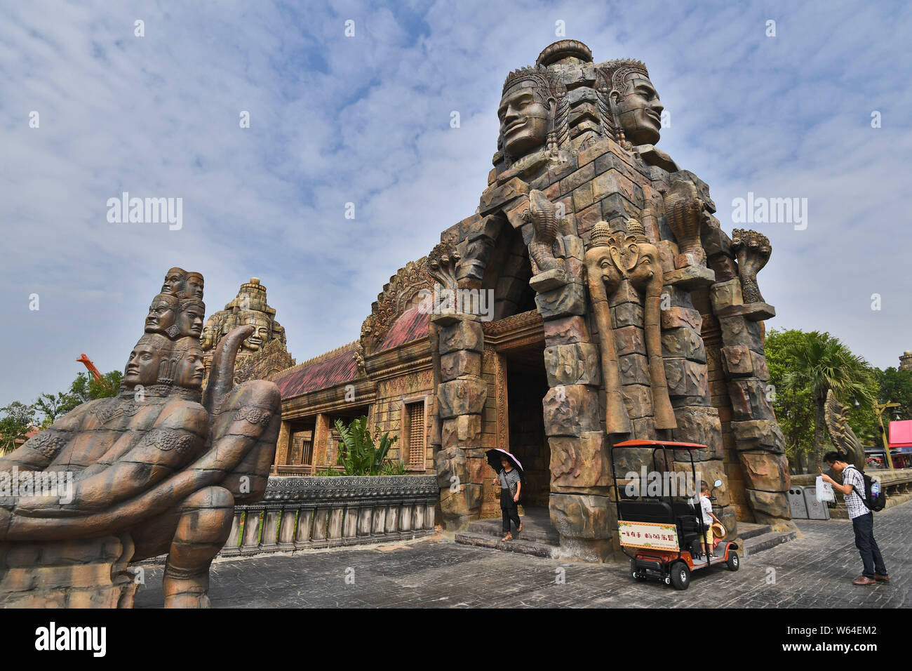 Turisti visitano una replica della Cambogia Angkor Wat tempio complesso a una attrazione turistica in Nanning city, a sud della Cina di Autonoma di Guangxi Zhuang Regi Foto Stock