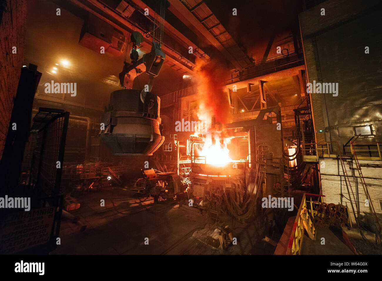 La produzione di acciaio in forni elettrici, stabilimento metallurgico Foto Stock