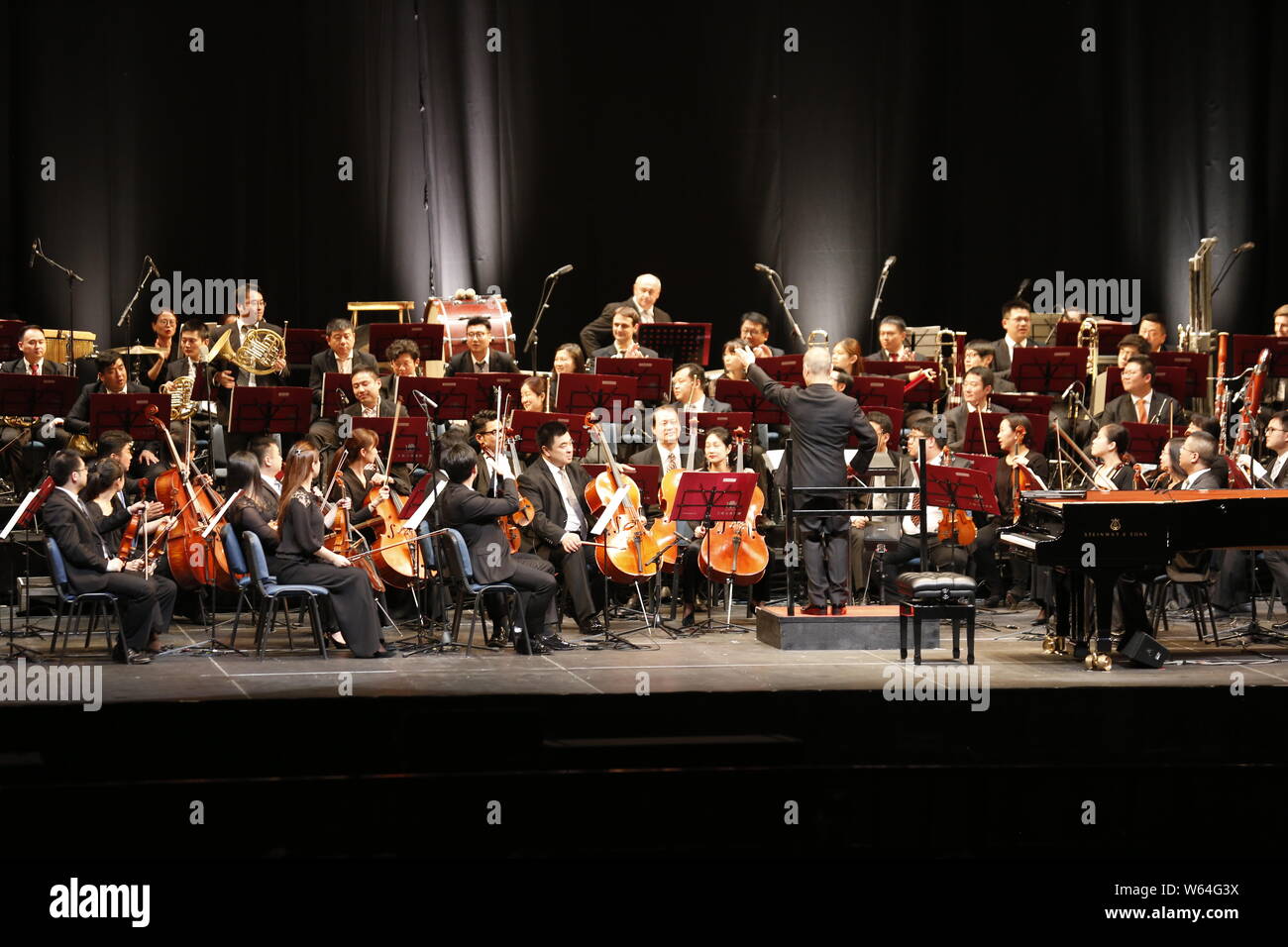 Compositore giapponese e direttore musicale Mamoru Fujisawa, noto professionalmente come Joe Hisaishi esegue presso il suo concerto di Chengdu, a sud-ovest della Cina" Foto Stock