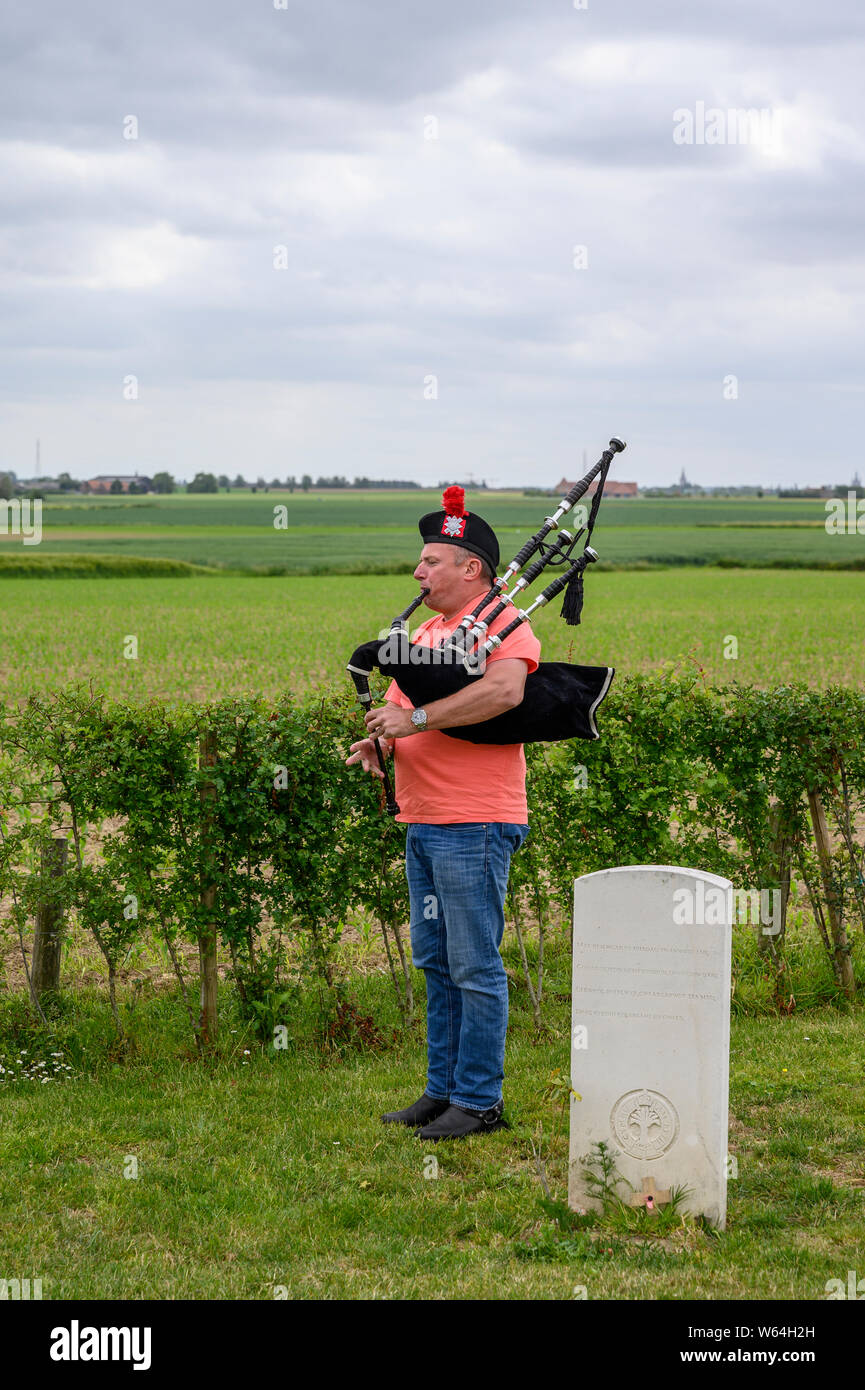 Un lone Piper prova presso il Welsh Memorial Park, Ypres prima di partecipare negli ultimi Post cerimonia di Menin Gate, Ypres. Foto Stock