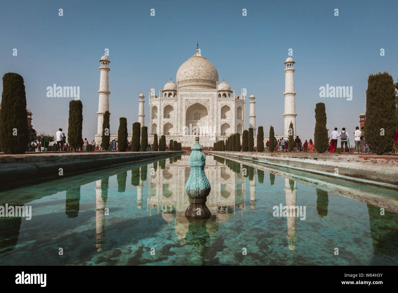 Taj Mahal, una delle sette meraviglie del mondo. Il Taj Mahal è un marmo bianco mausoleo costruito con quasi perfetta architettura geometrica sulla ba Foto Stock