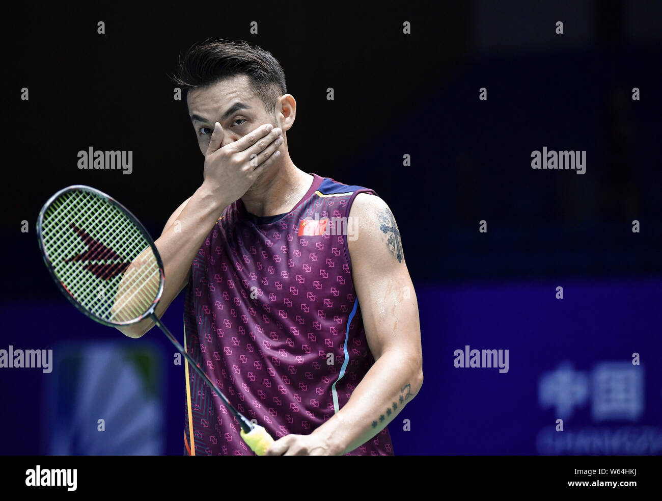 Lin Dan di Cina reagisce come egli compete contro Anthony Ginting dell Indonesia per il loro match di primo turno degli uomini singoli durante il Victor Cina Op Foto Stock