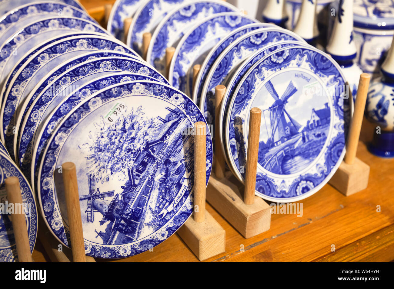Zaanse Schans, Paesi Bassi - 25 Febbraio 2017: Decorative piatti in ceramica con dipinti blu stand sul contatore di legno in tourist souvenir shop Foto Stock