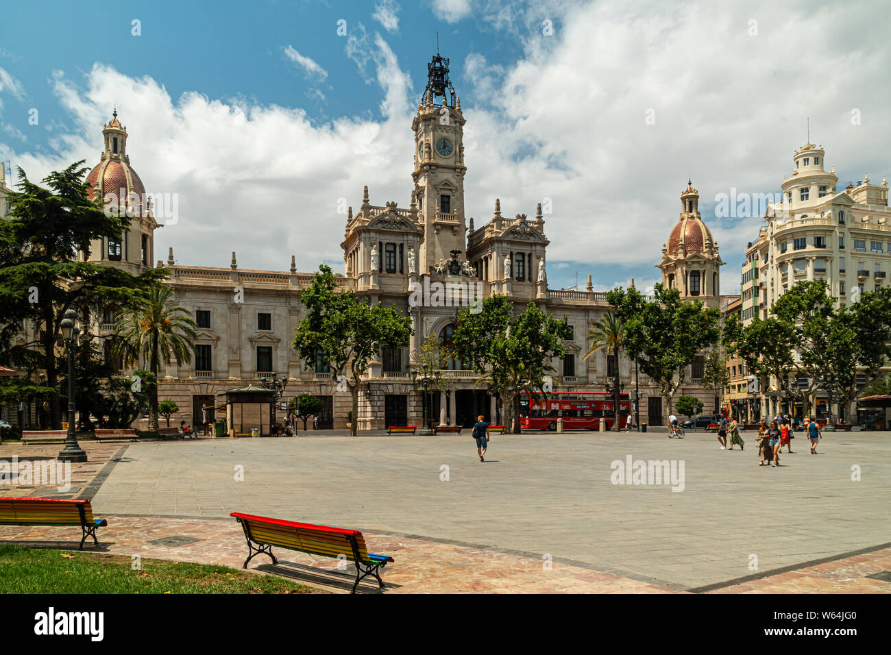 Luglio 27, 2019 - VALENCIA, Spagna. Valencia City Hall (XVIII secolo) con gente camminare attraverso la plaza Foto Stock