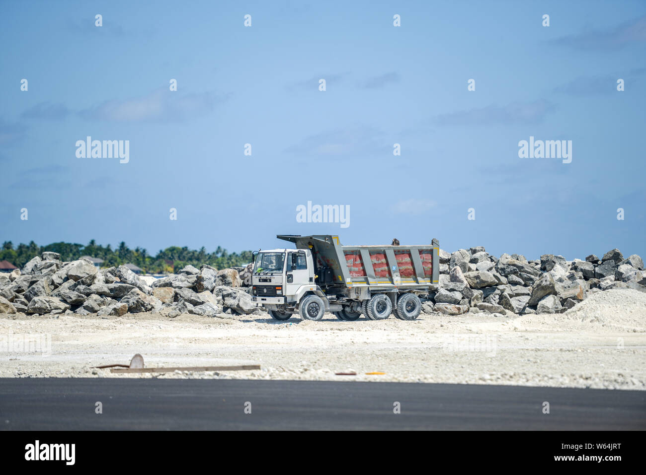 Vista del cantiere della nuova pista costruita da della Cina di Pechino costruzione urbana Gruppo presso il Velana Aeroporto Internazionale di Hulhule Islan Foto Stock