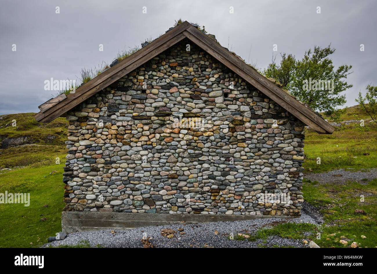 Cottage in pietra costruito utilizzando materiali dalla spiaggia su Leka Isola, Norvegia. Foto Stock