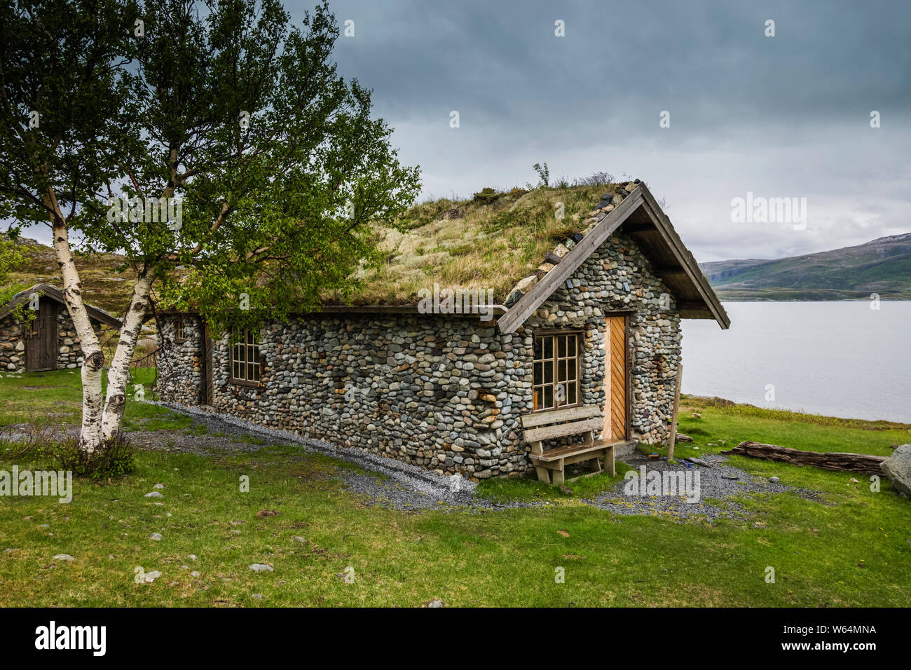Cottage in pietra costruito utilizzando materiali dalla spiaggia su Leka Isola, Norvegia. Foto Stock