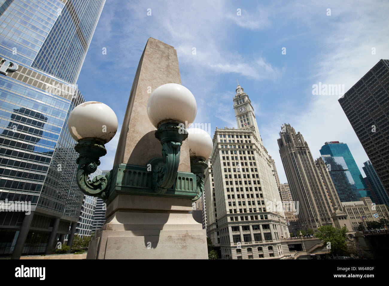Le luci del globo e caratteristica architetturale su abbassare wacker drive Chicago IL USA Foto Stock