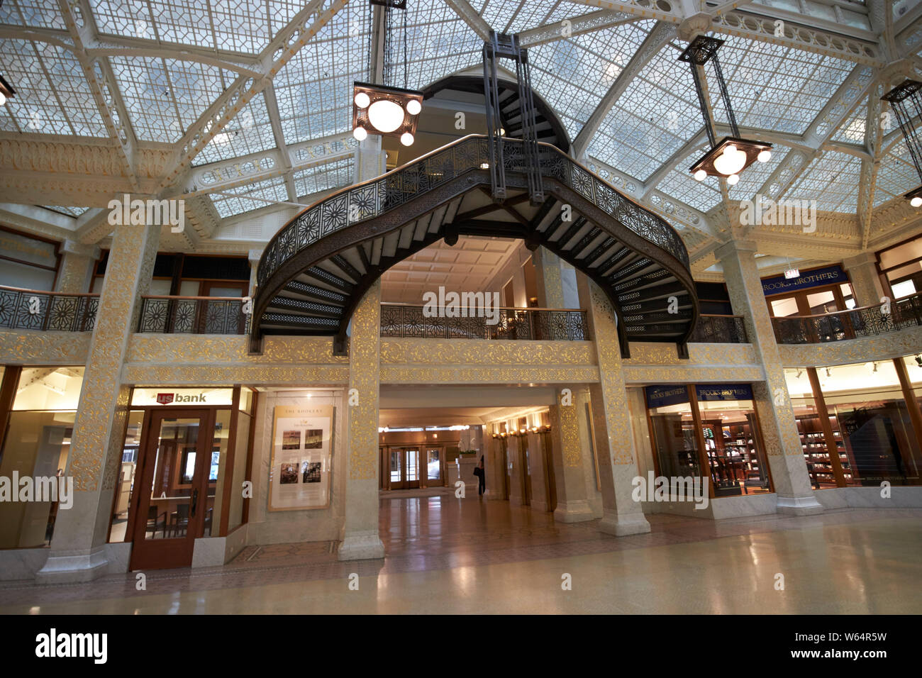 Interno dell'edificio di due piani sky lobby illuminata di The Rookery edificio progettato da Frank Lloyd Wright Chicago IL USA Foto Stock