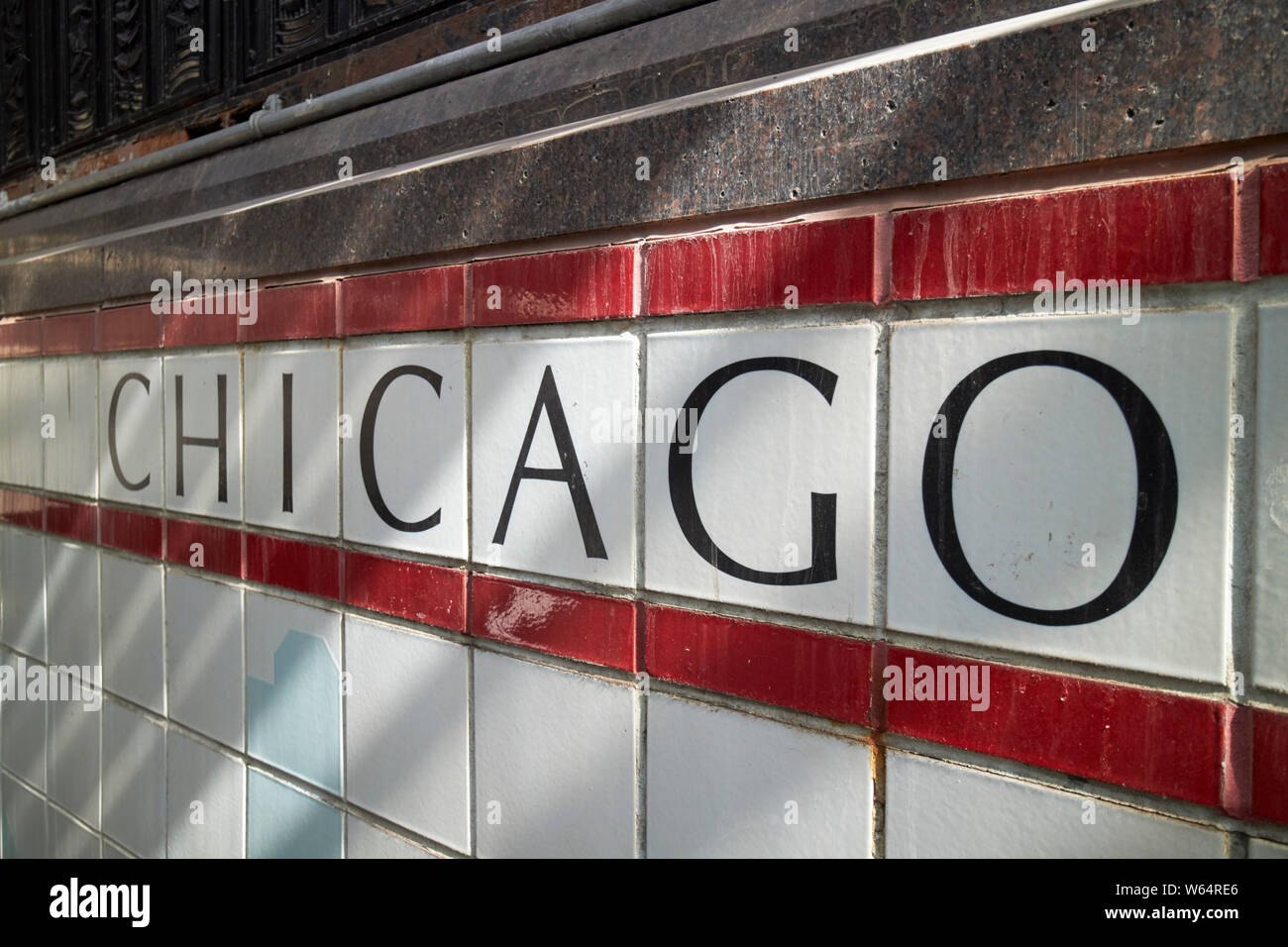 Chicago in lettere nere su piastrelle bianche all'ingresso per la stazione della metropolitana di Chicago IL USA Foto Stock