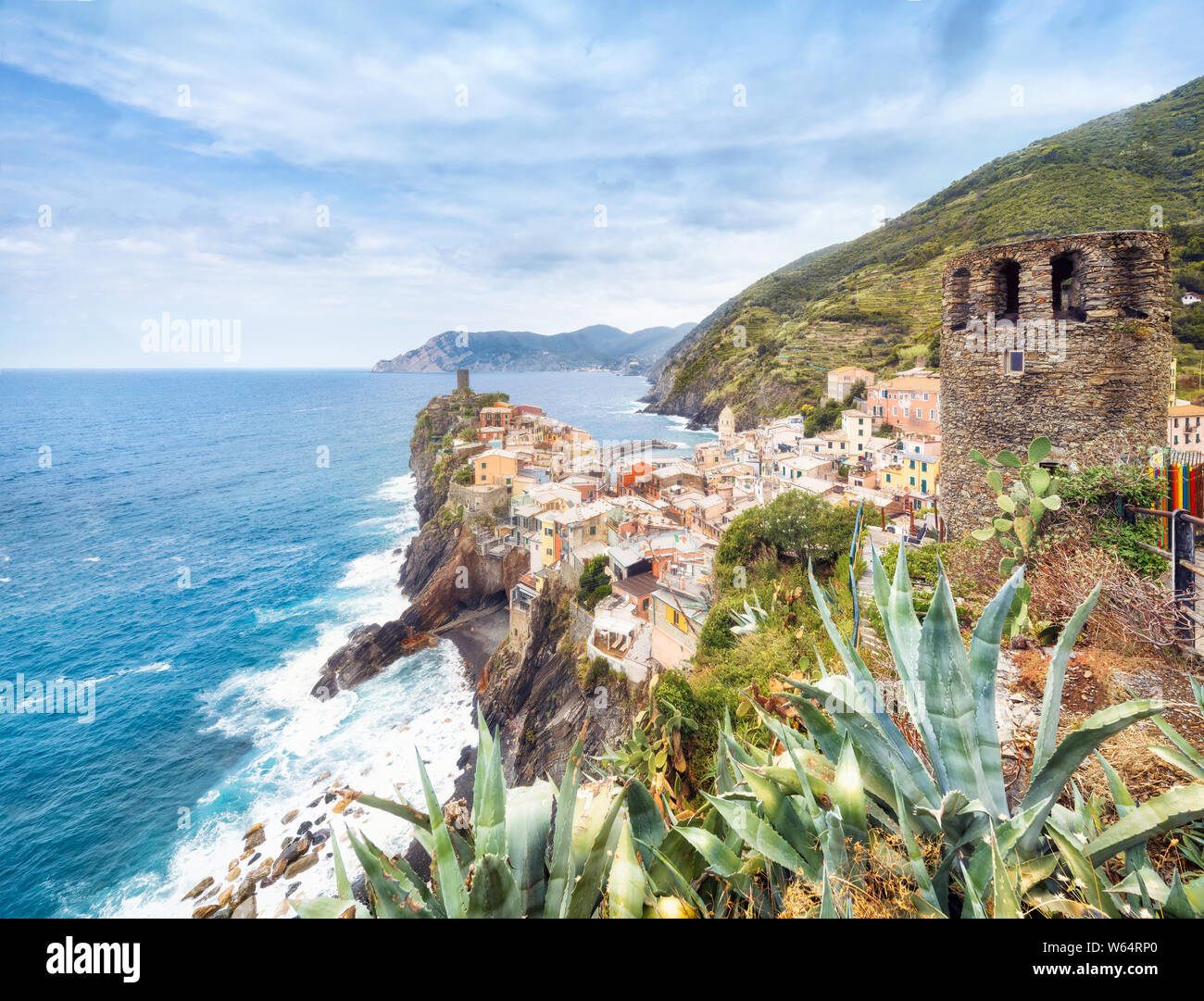 Panorama di Vernazza in estate con il Castello dei Doria Foto Stock