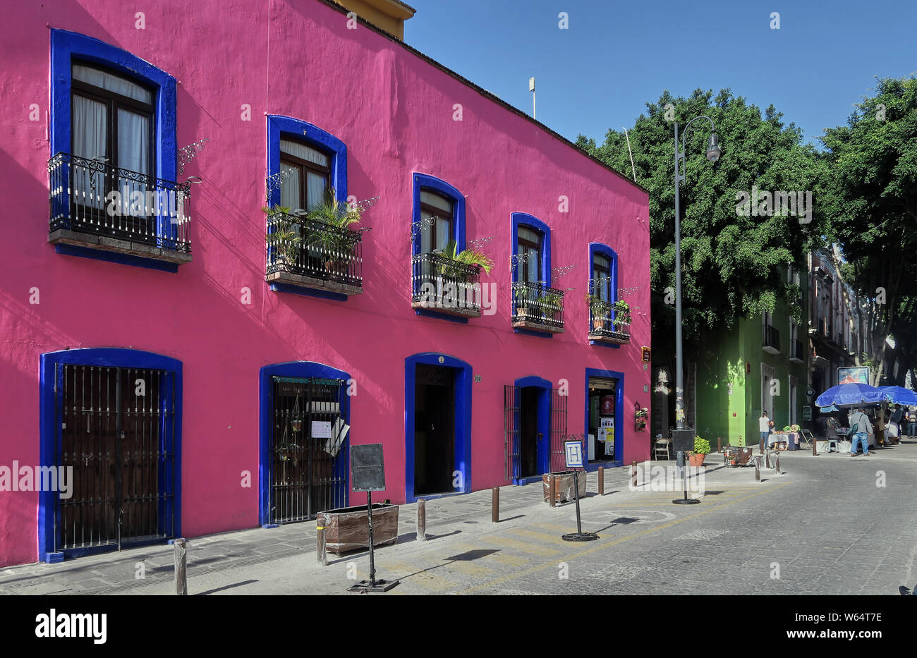 Messico, Puebla de los Angeles town, colorato street di stile coloniale Foto Stock