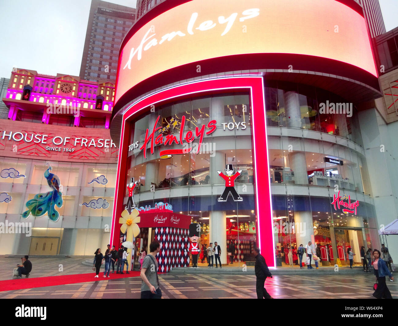 --FILE--pedoni a piedi passato un flagship store di British rivenditore di giocattoli Hamley presso un magazzino di House of Fraser Gruppo nella città di Nanjing East C Foto Stock