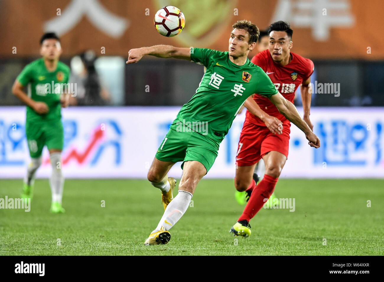 Il croato giocatore di calcio Nikica Jelavic di Guizhou Hengfeng si prepara a sparare contro il Tianjin Quanjian nel loro ventesimo turno corrispondere durante il cinese 2018 Foto Stock