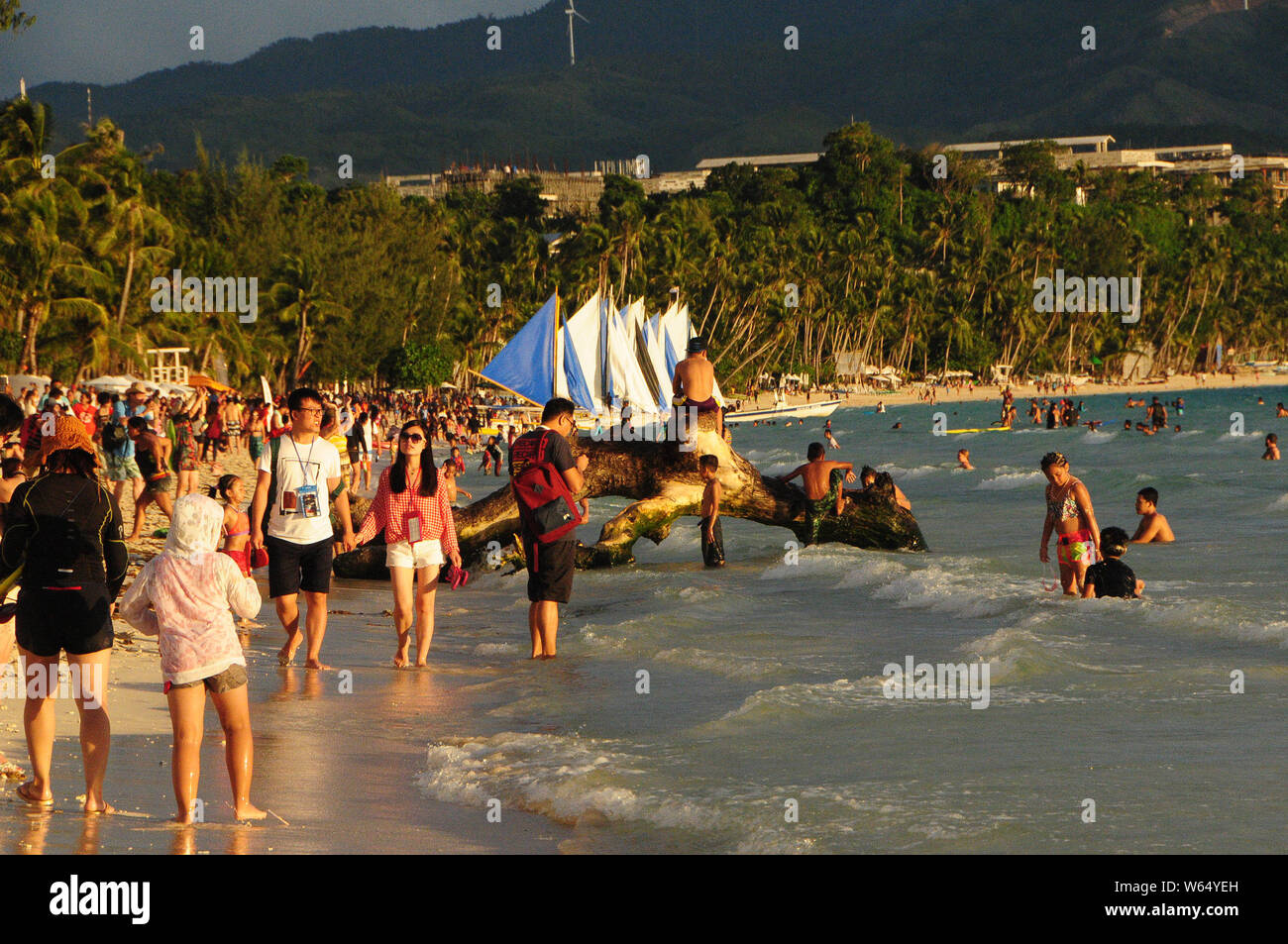--FILE--turisti, gran parte delle quali provenienti dalla Cina, visitare l'Isola di Boracay, Aklan, Filippine, 11 settembre 2016. Turismo filippino Segretario Ber Foto Stock