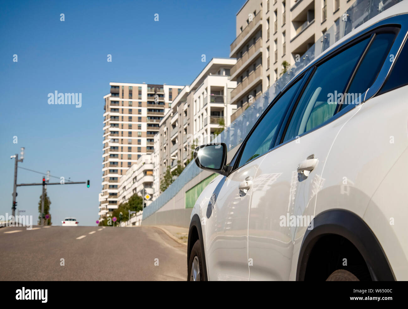 SUV sulla strada di una città moderna Foto Stock