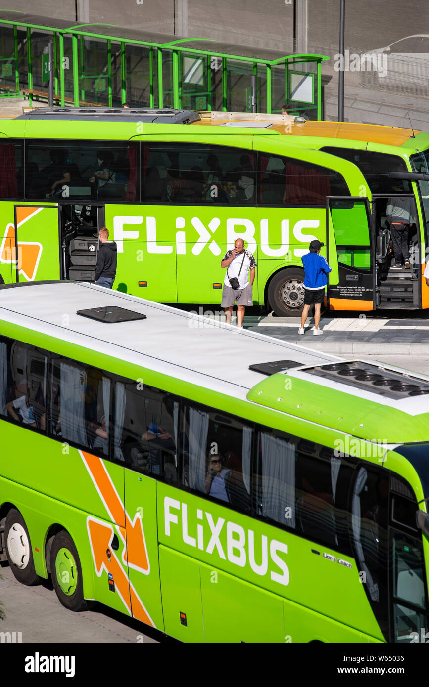 Flixbusses presso la stazione degli autobus in Frankfurt am Main al Stuttgarter Straße 26 Foto Stock