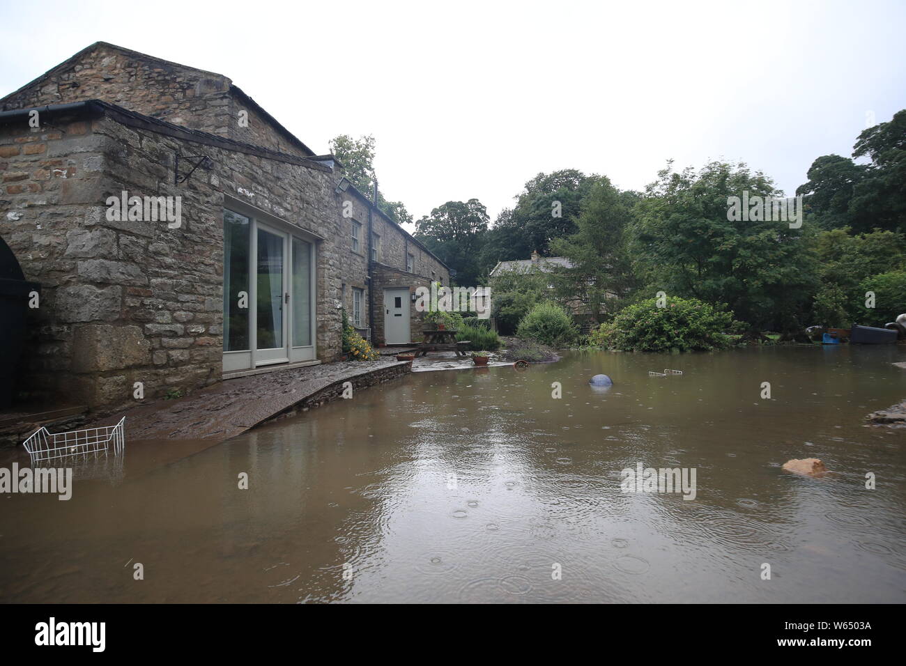 La casa è circondata da acqua di inondazione nello Yorkshire, dopo le parti della regione avevano fino a 82.2mm di pioggia in 24 ore il martedì. Foto Stock