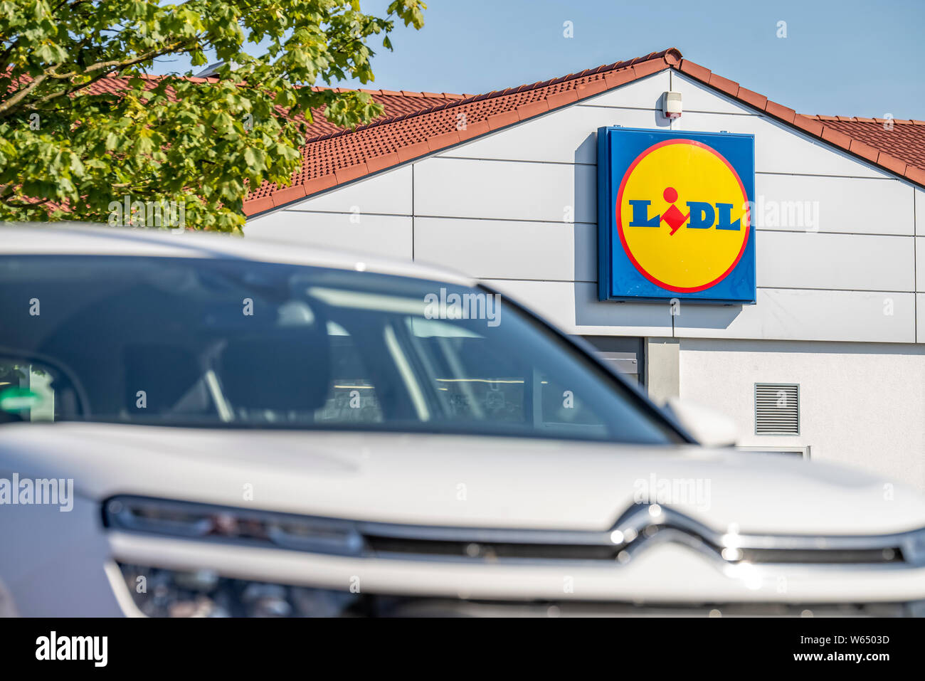 Macchina parcheggiata di fronte a una succursale del discount Lidl Foto Stock