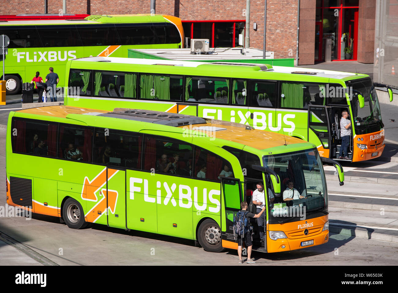 Flixbusses presso la stazione degli autobus in Frankfurt am Main al Stuttgarter Straße 26 Foto Stock