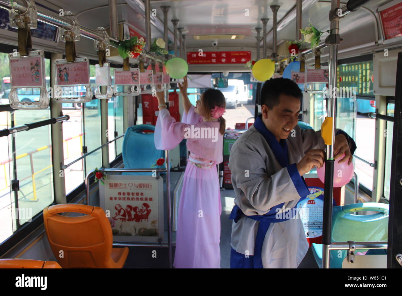 Il conducente di bus e di sua moglie decorano il bus per incoraggiare i passeggeri a condividere il loro amore con la persona speciale nella loro vita prima della prossima Qix Foto Stock