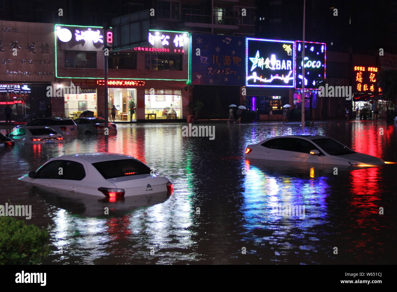 Le automobili sono semi-sommersa in zona allagata causato dalla pioggia pesante in Dongguan City, a sud della Cina di provincia di Guangdong, 23 agosto 2018. Una pesante ra Foto Stock