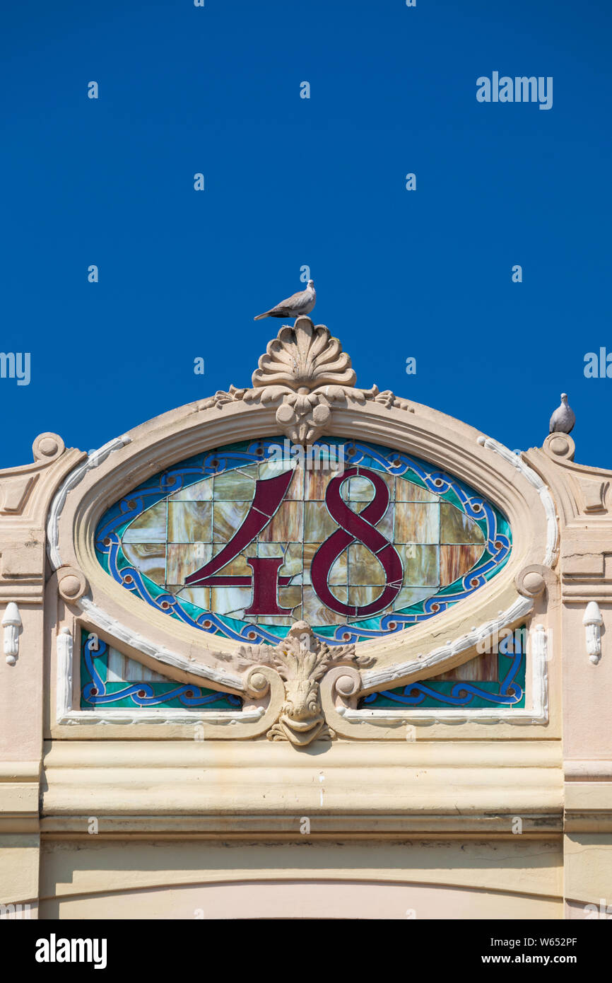 Dettagli architettonici di una vetrata numero decorativo 48 da un edificio in stile Liberty in Viareggio, Toscana, Italia. Foto Stock