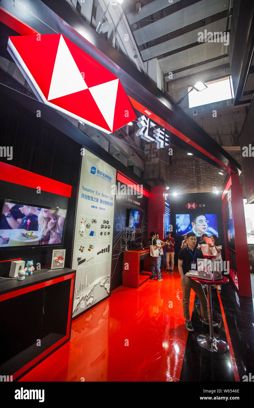 --FILE -- la gente visita lo stand della HSBC (Hong Kong e Shanghai Banking Corporation Limited) durante una mostra a Shanghai in Cina, il 17 maggio 2018. Foto Stock