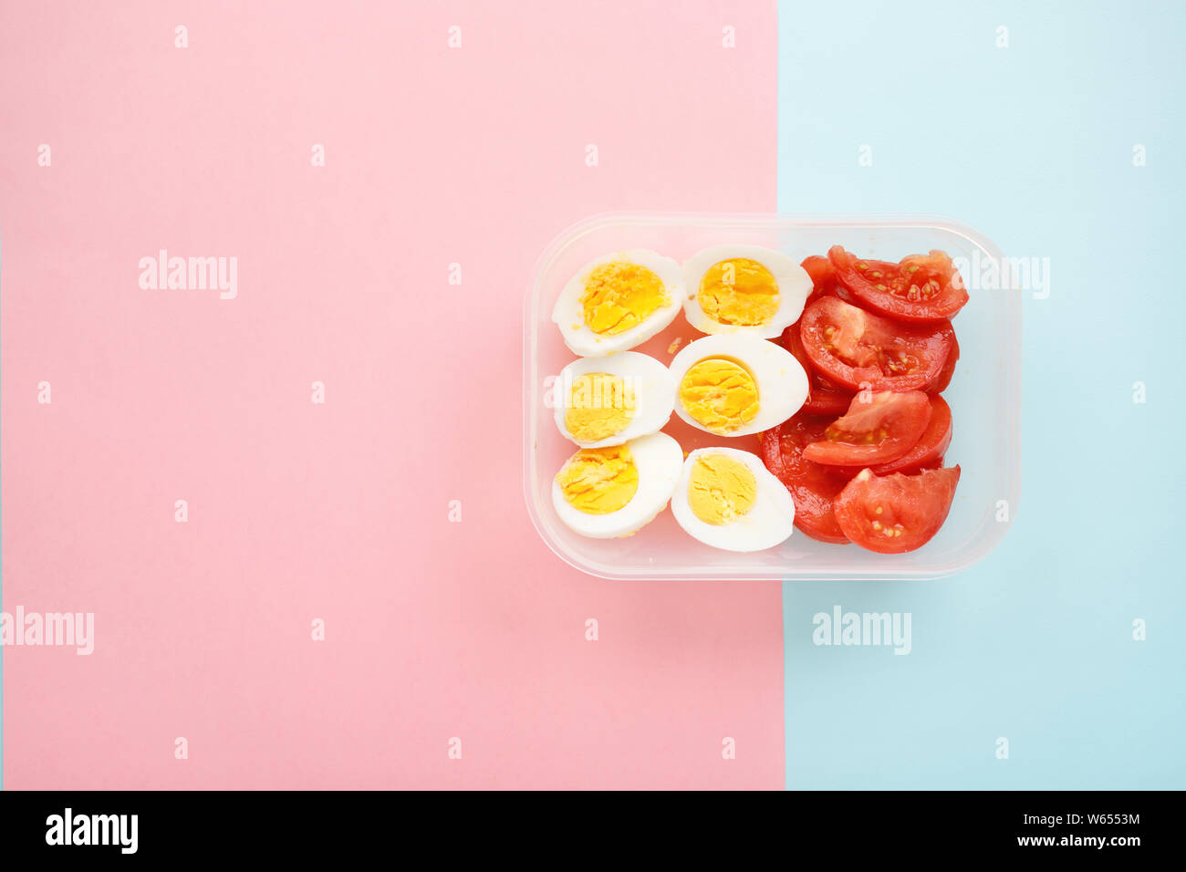 Fitness sano cibo nel contenitore. Sport Il minimalismo di cibo Foto Stock