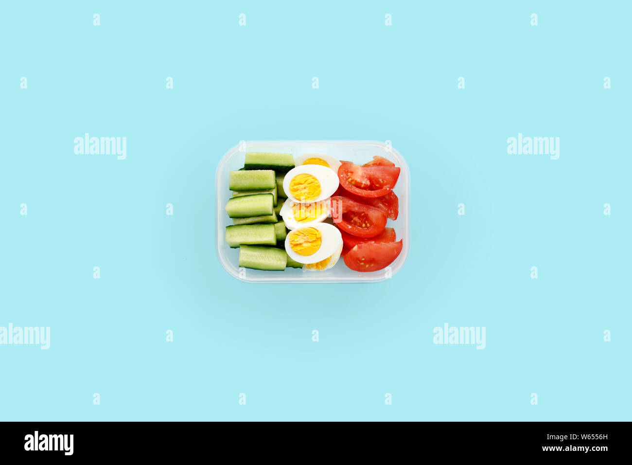 Fitness sano cibo nel contenitore. Sport Il minimalismo di cibo Foto Stock