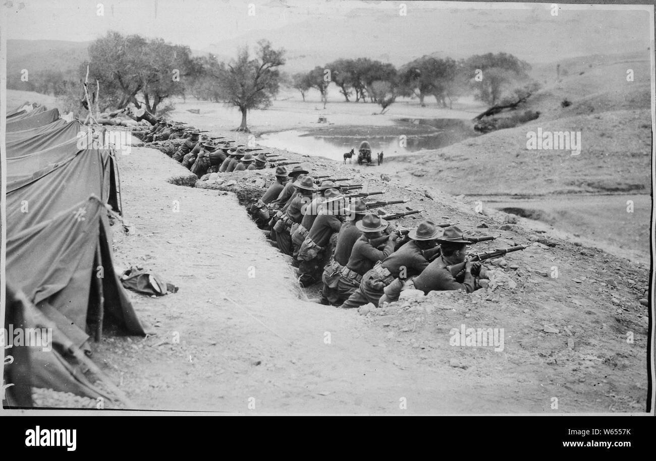 In rotta con la American Field sede da El Valle di Las Cruces, Messico, 10 aprile 1916. La società A, 6° Fanteria, nella trincea di emergenza che è stato preparato al suo accampamento per attaccare da messicani., 1916 - 1917; Note Generali: Utilizzo di guerra e di conflitto numero 347 quando si ordina una riproduzione o la richiesta di informazioni su questa immagine. Foto Stock