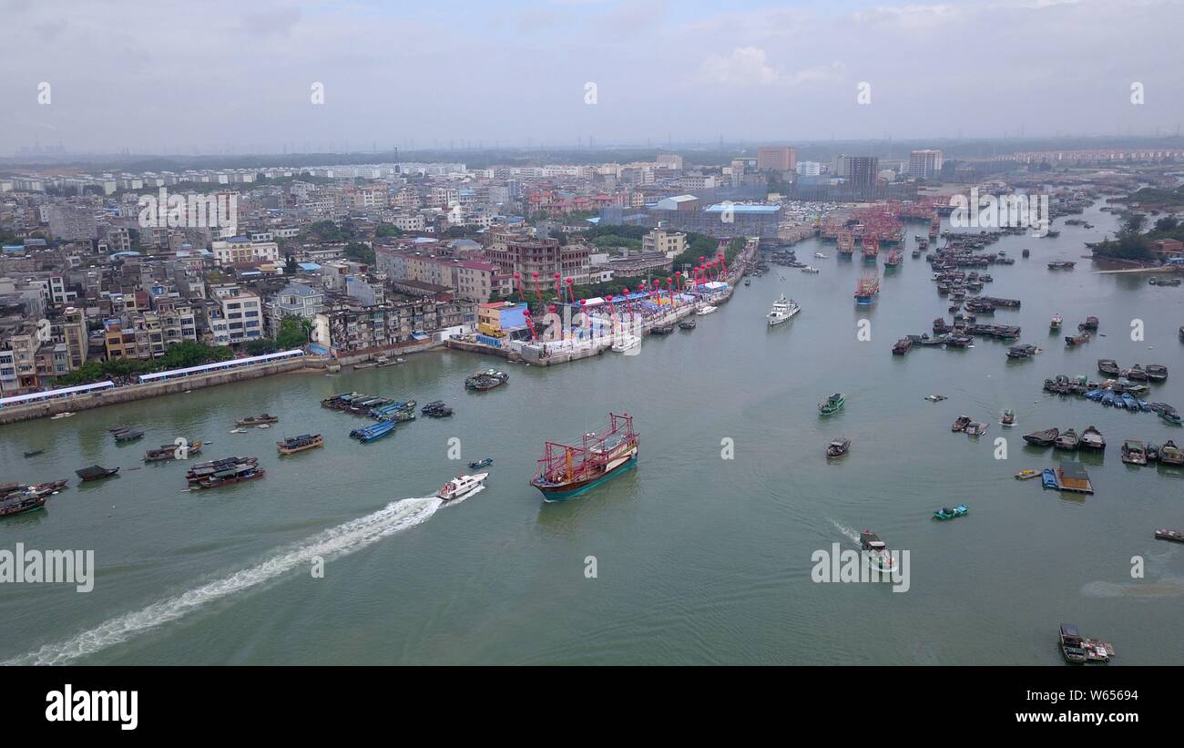 Barche da pesca di lasciare il golfo di Beibu o golfo del Tonchino per mare per riprendere la pesca dopo tre e mezzo mese divieto di pesca in città Fangchenggang, sou Foto Stock