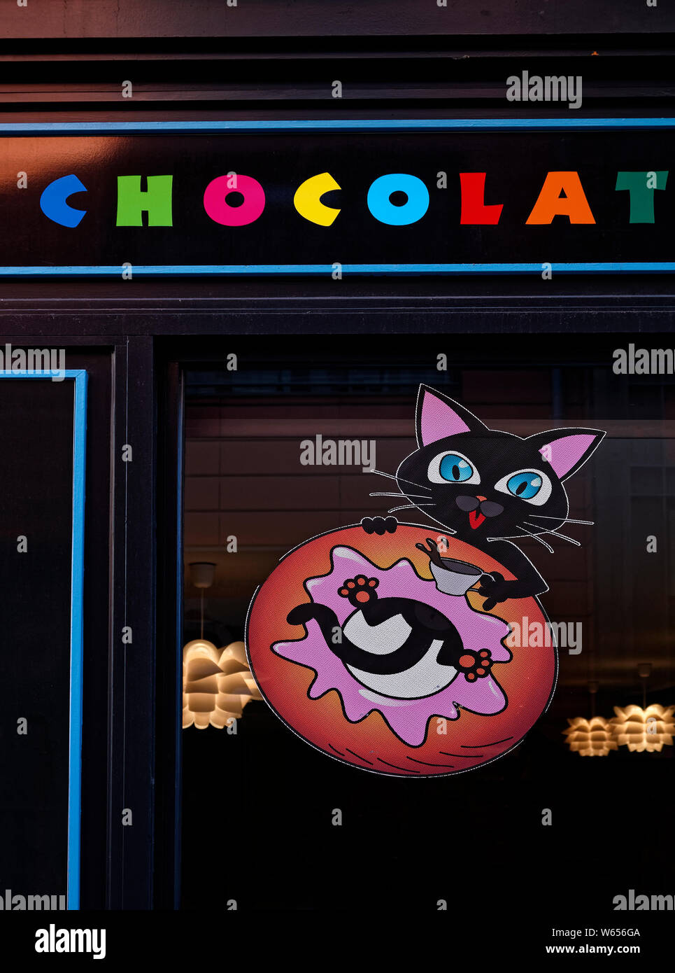 Il negozio di cioccolato finestra; gatto nero decorazione; ciambella, cup, business; dolci; cibo; Bevande; Europa; Normandia; Rouen; Francia; estate; verticale Foto Stock