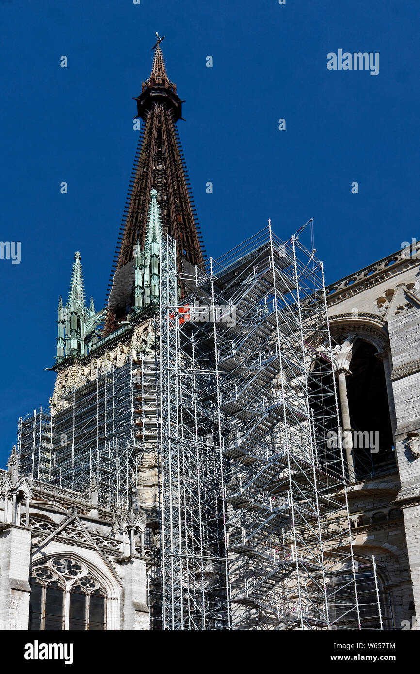 Ponteggio, la cattedrale di Notre Dame; 12-14 secolo; lavori di facciata, ghisa 19 secolo guglia, chiesa cattolica; antico edificio religioso; Europa, Normandia; Foto Stock