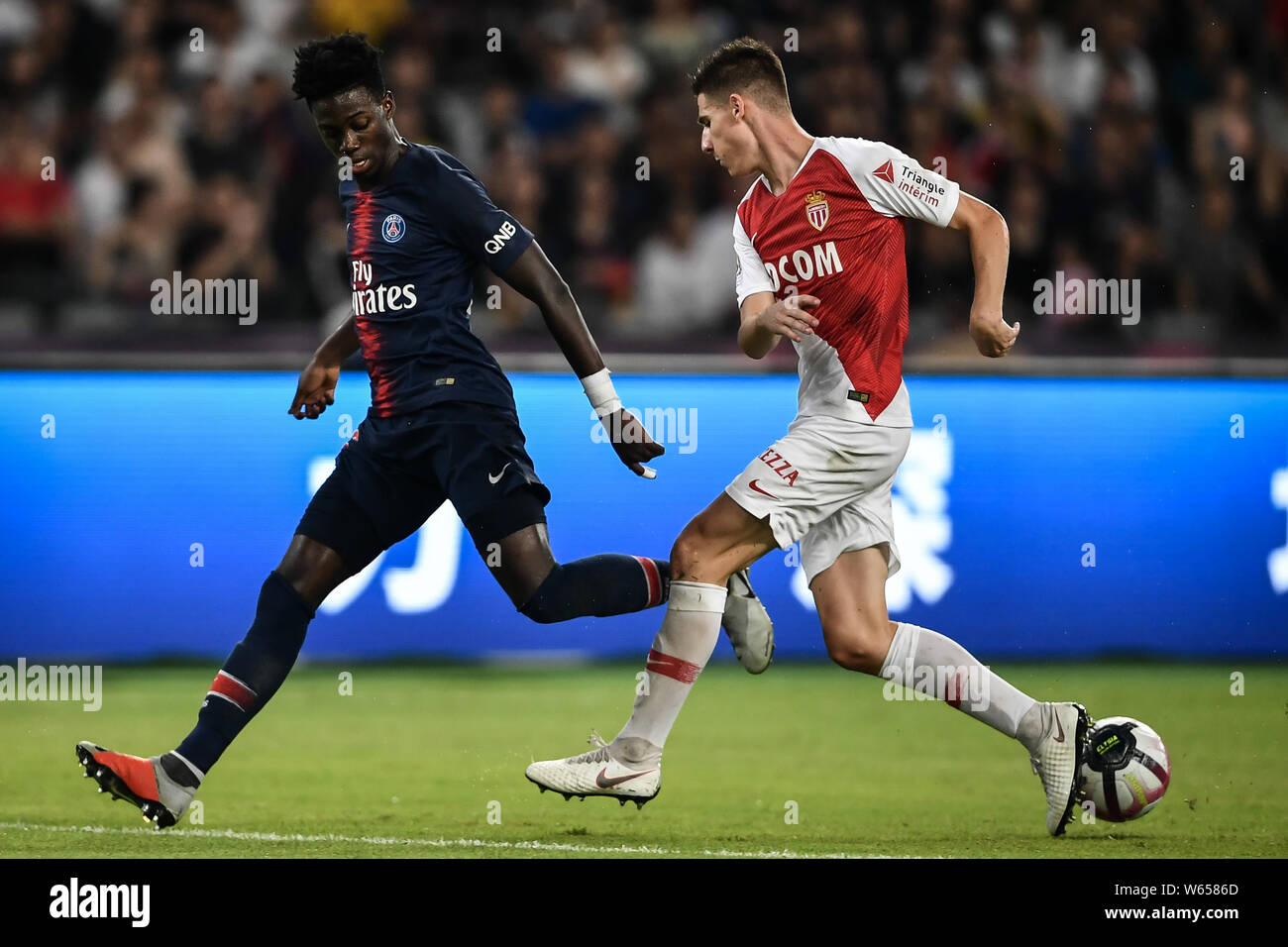 Timothy Weah di Parigi Saint-Germain, sinistra, sfide Julien Serrano di Association Sportive de Monaco FC nel Trophee des Champions 2018 in Shenzhe Foto Stock