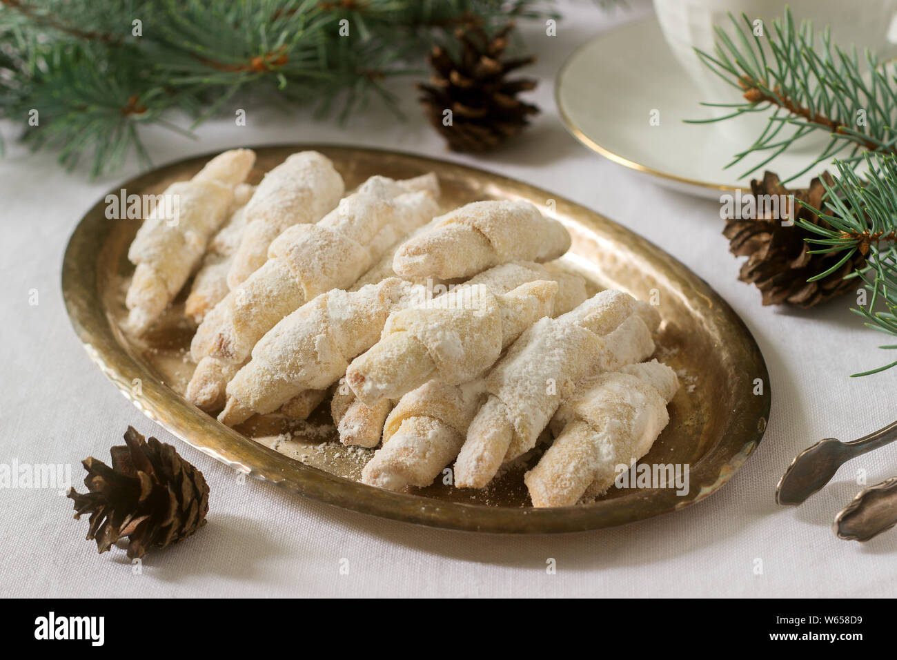 Biscotti tradizionali Moldavia shortcake con ripieno di marmellata e una tazza di tè sullo sfondo del decor invernale. Foto Stock