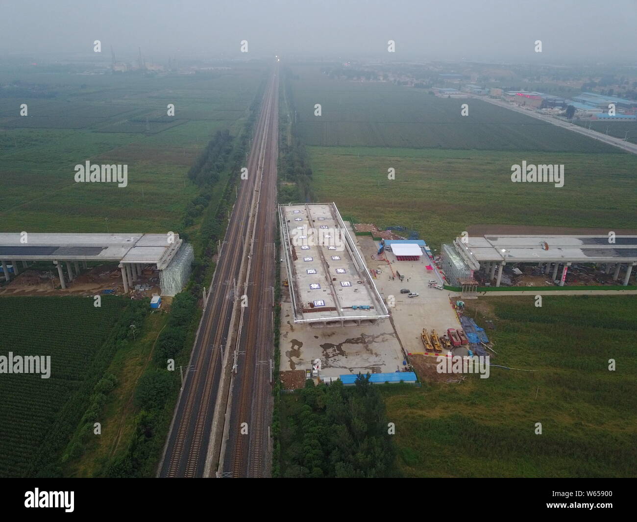 Un 18.800 tonnellate trave scatola ponte è di ruotare 86,5 gradi in senso antiorario su una ferrovia del dock con l'autostrada come una parte del Weifang-Rizhao Expr Foto Stock