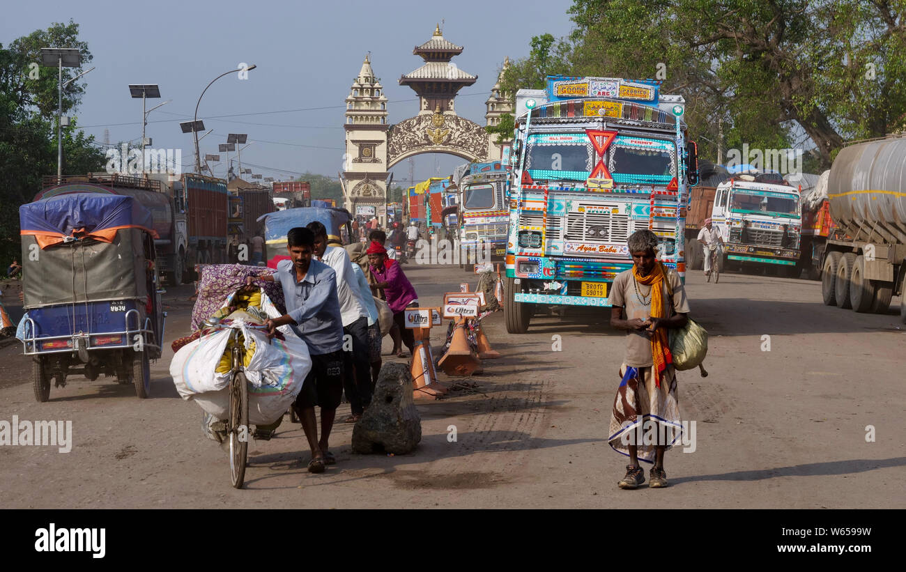 Il punto di incrocio di Birgunj che funge da confine tra India e Nepal è molto occupato. La corruzione, gli ingorghi di traffico e caos riflettono le tensioni Foto Stock