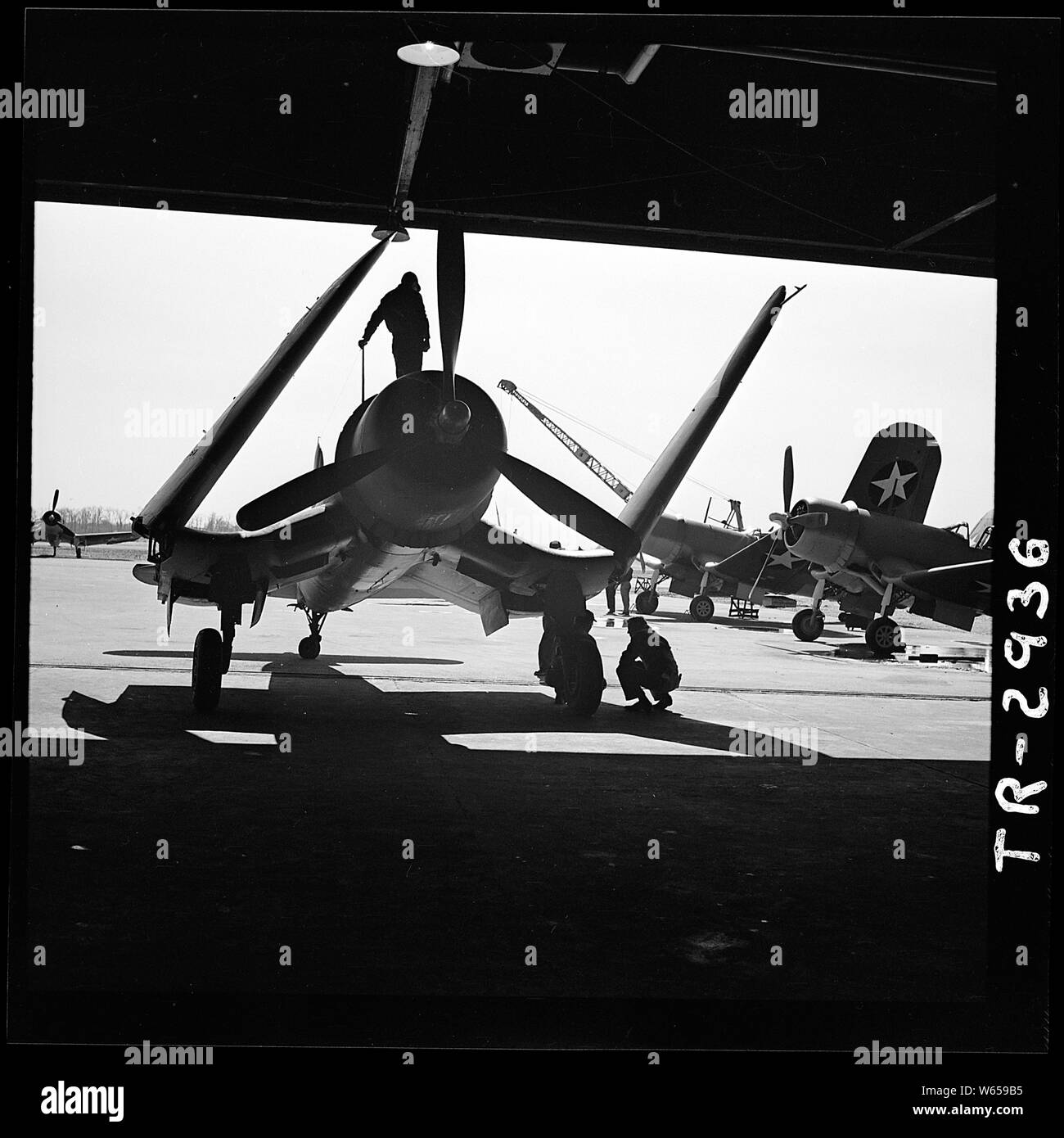 Controllo finale fino a F4U all'Chance-Vought Corp., Stratford, Conn. Controllo dell ala meccanismi operativi. Foto Stock