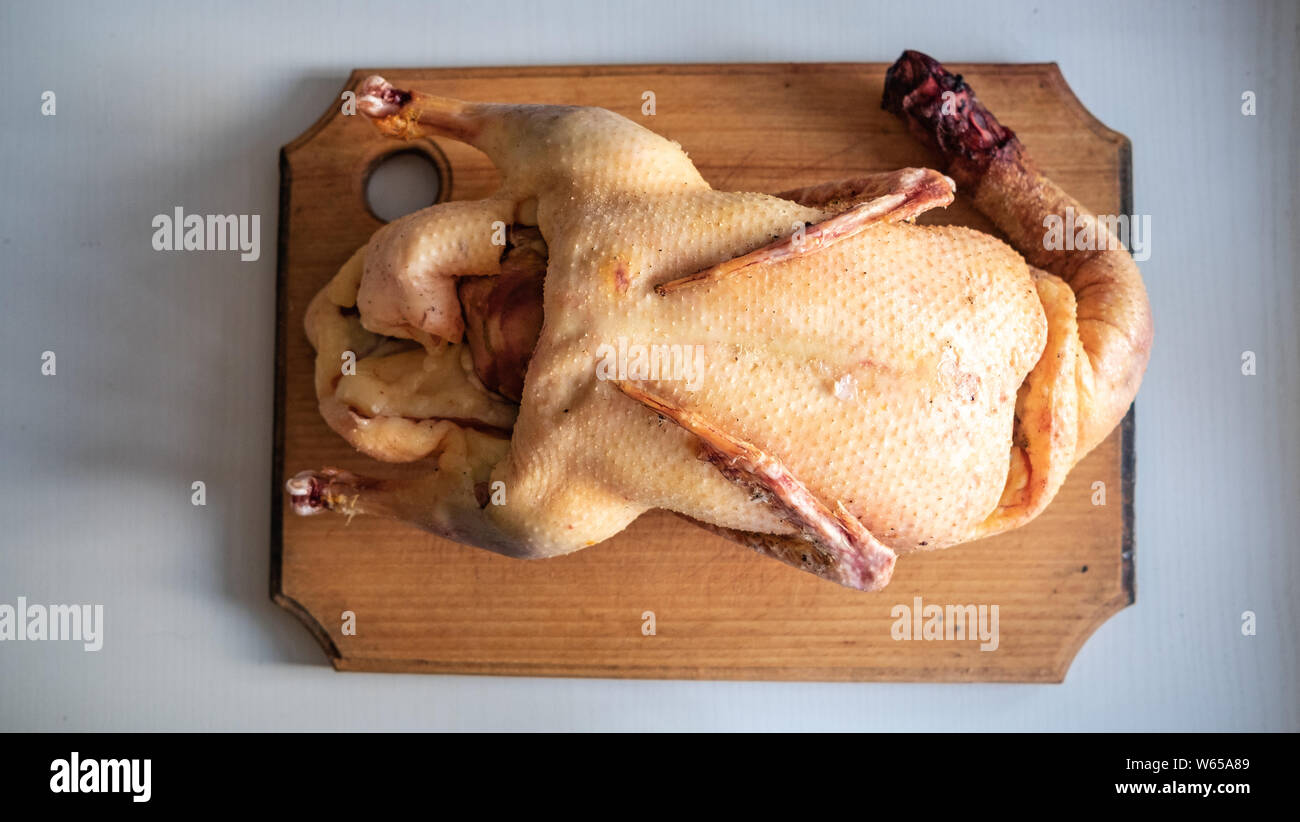 Materie bird la carcassa su un tagliere. Foto Stock