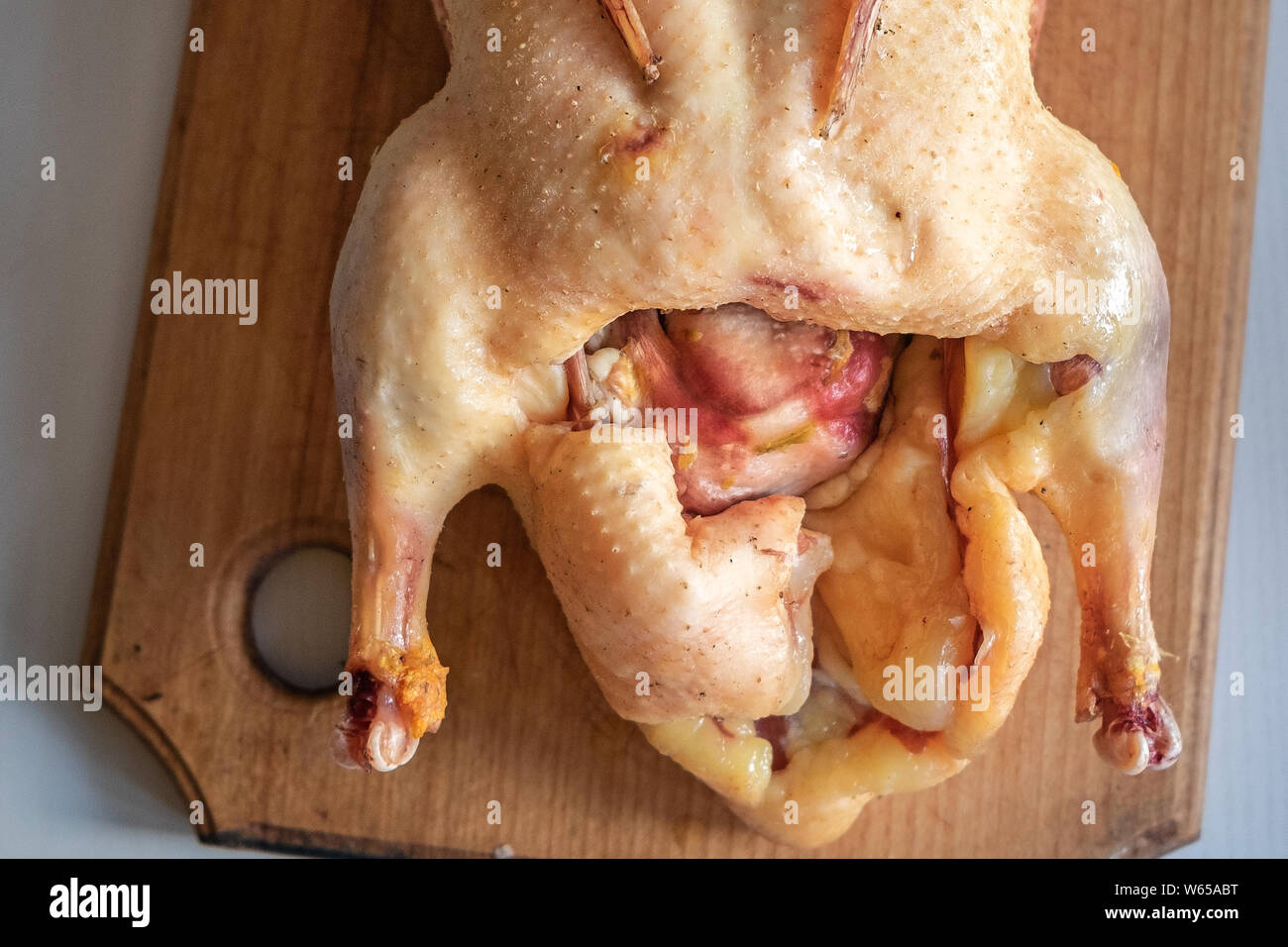 Materie bird la carcassa su un tagliere. Foto Stock