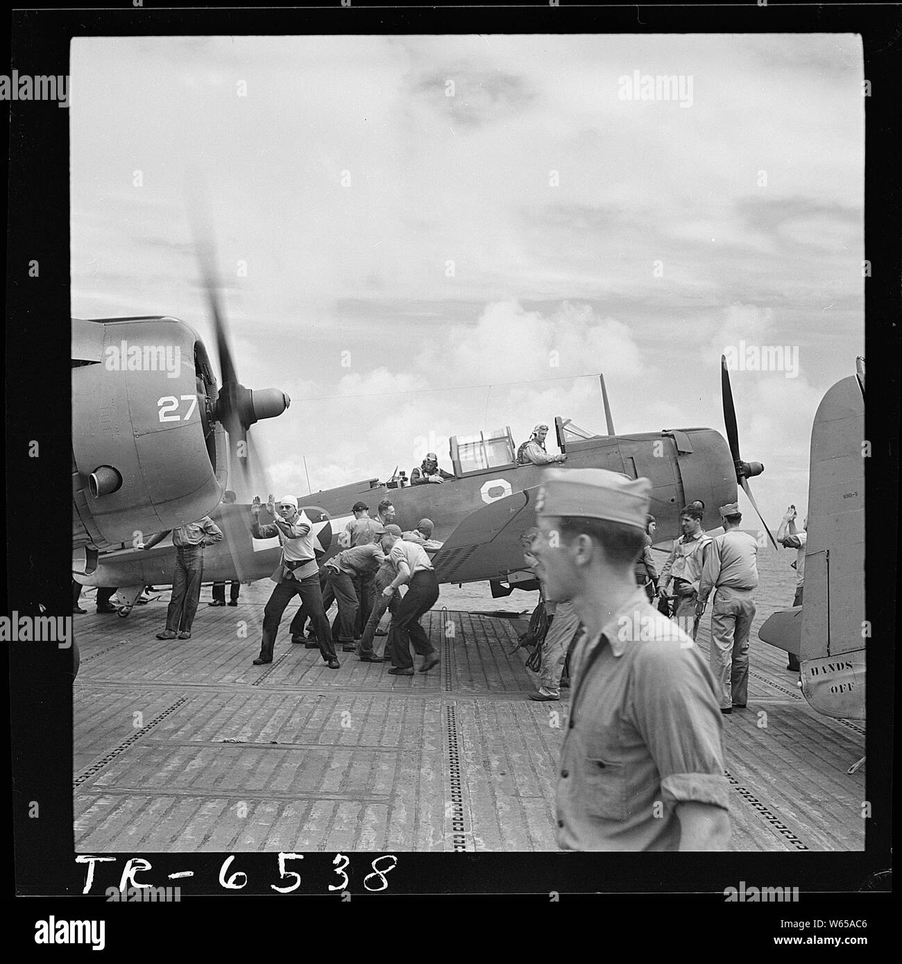 Ponte di volo equipaggi SBD spot che siamo appena tornati dal jap isola attacco. Foto Stock