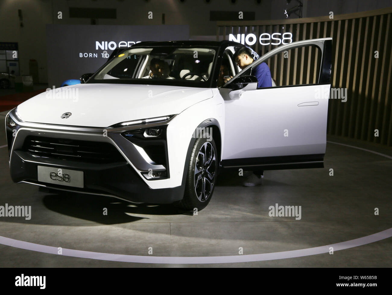 --FILE--un NIO ES8 SUV elettrico è sul display durante una mostra a Pechino in Cina, 14 agosto 2018. NIO Inc., l'appariscente di start-up cercando di prendere su Foto Stock