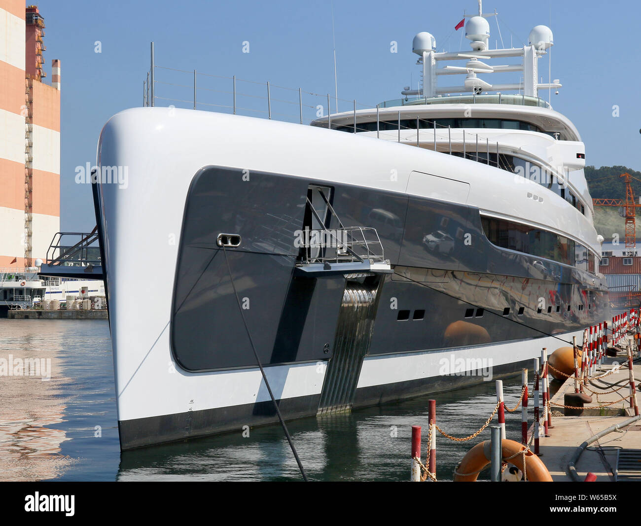 Illusione Plus di orgoglio Mega Yachts, il più grande megayacht costruito in Cina, è raffigurato prima che si diparte da un dock di Yantai CIMC Raffles Li Offshore Foto Stock