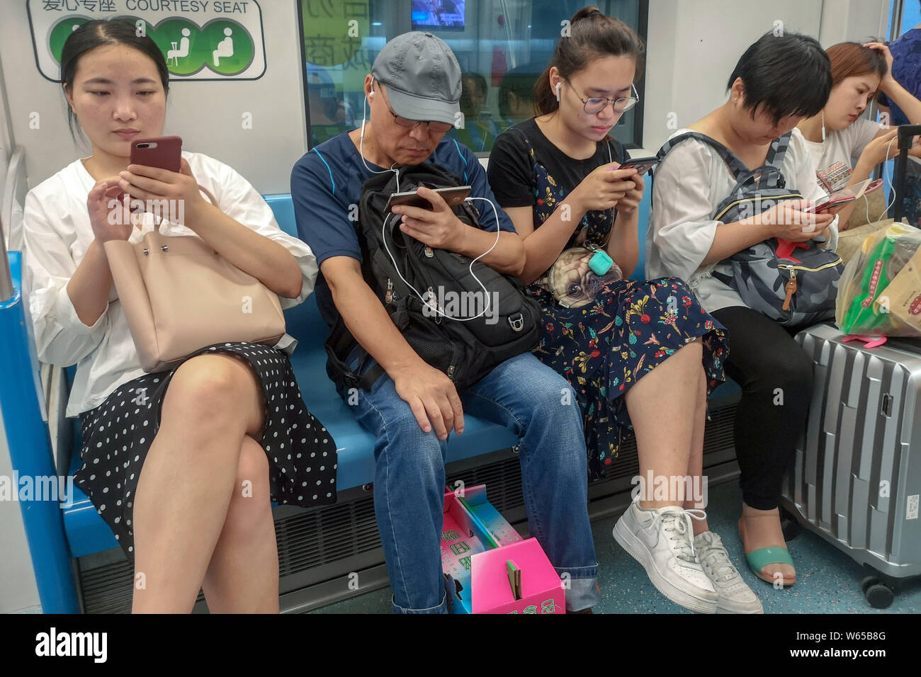 --FILE--cinese ai passeggeri di utilizzare il loro smartphone in un treno della metropolitana in Cina a Shanghai, 16 luglio 2018. Il numero di della Cina di utenti online hit 802 millio Foto Stock