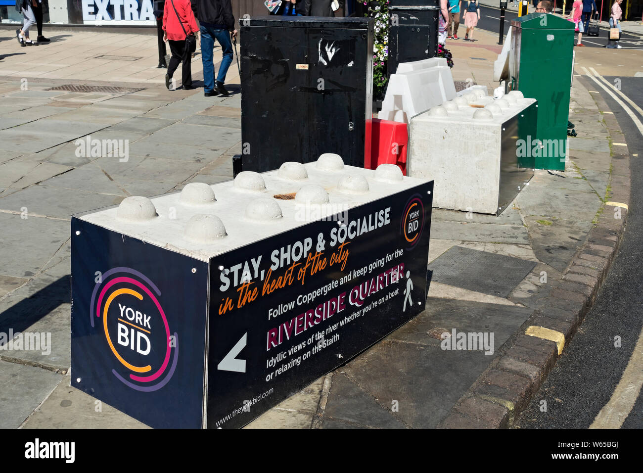 Anti terrorista veicolo concreto barriera stradale blocchi di barriere nel centro della città strada York North Yorkshire Inghilterra Regno Unito Gran Bretagna Foto Stock