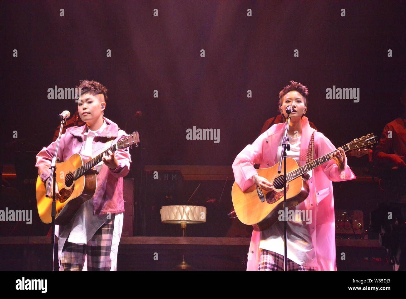 --FILE--Hong Kong il cantante-cantautore Ellen Joyce Loo, destra, membro del electrofolk e cantopop gruppo musicale a17, esegue all'ultimo 'Ragazze ragazze G Foto Stock