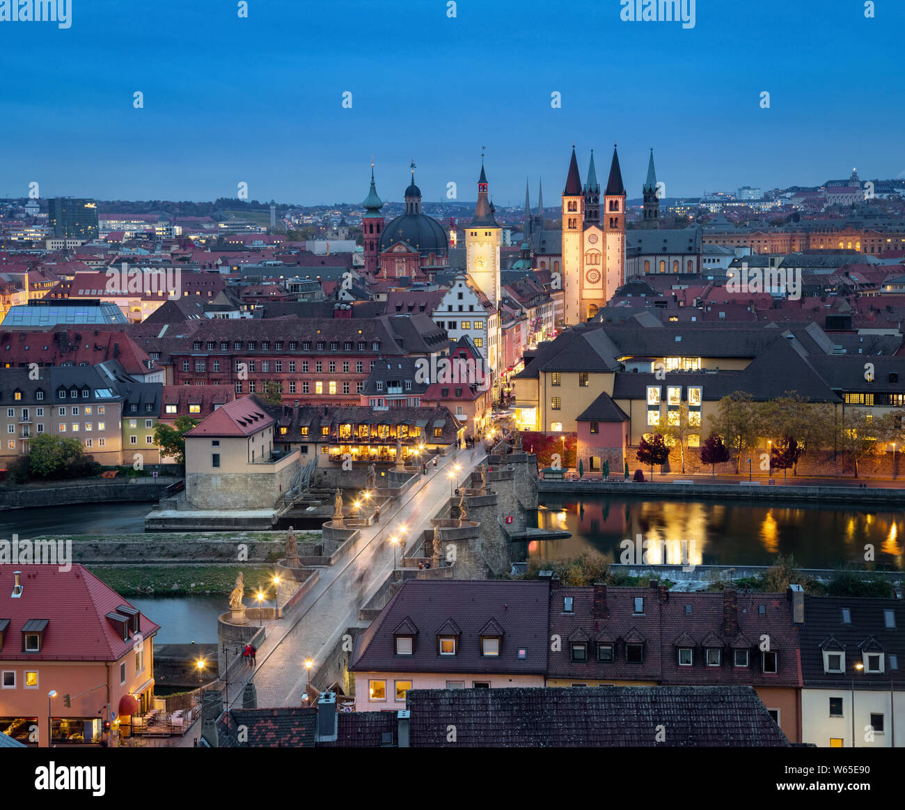 Wurzburg, Germania. Antenna città al crepuscolo con Alte Mainbrucke bridge Foto Stock